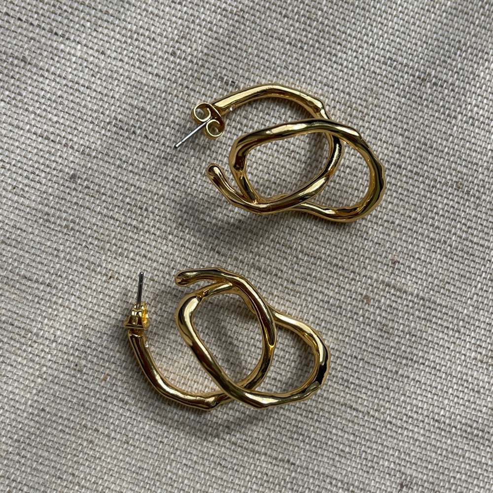 Twisted Gold Interlock Hoop Earring